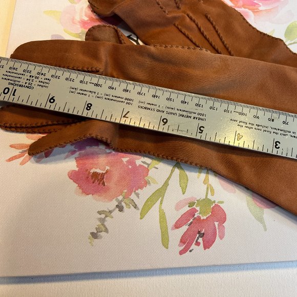 Elegant Brown Leather Gloves - Picture 2 of 4